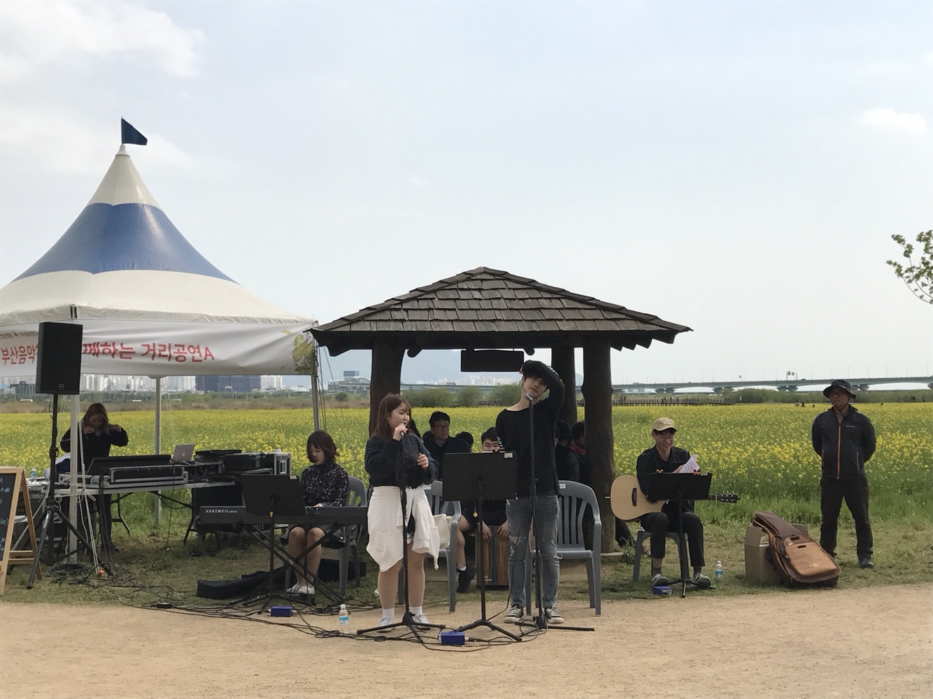 부산음악창작소 유채꽃 축제 공연 사진
