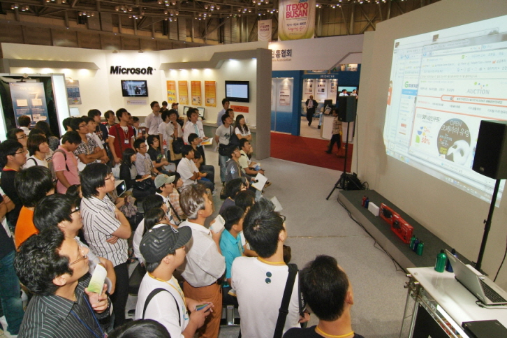 2009 IT EXPO BUSAN 개최(전시장 관람) 사진